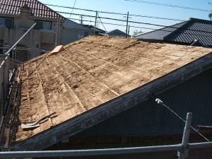 屋根葺せ作業①：既設の瓦、土を下します。野地板は残します。